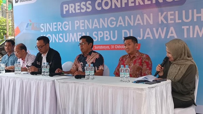 Direktur Utama Pertamina Patra Niaga Mars Ega Legowo Putra saat konferensi pers Sinergi Penanganan Keluhan Konsumen SPBU di Jawa Timur. Direktur Utama Pertamina Patra Niaga Mars Ega Legowo Putra saat konferensi pers Sinergi Penanganan Keluhan Konsumen SPBU di Jawa Timur.