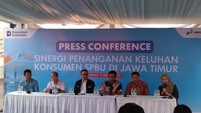 Direktur Utama Pertamina Patra Niaga Mars Ega Legowo Putra saat konferensi pers Sinergi Penanganan Keluhan Konsumen SPBU di Jawa Timur. Direktur Utama Pertamina Patra Niaga Mars Ega Legowo Putra saat konferensi pers Sinergi Penanganan Keluhan Konsumen SPBU di Jawa Timur.