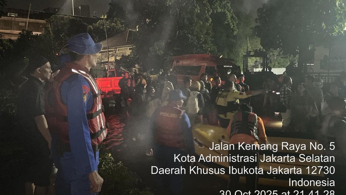 Ditpolairud Polda Metro Jaya mengerahkan anggota untuk membantu warga terdampak banjir Ditpolairud Polda Metro Jaya mengerahkan anggota untuk membantu warga terdampak banjir