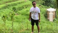 Dodit Mulyanto menjelaskan mengapa memilih slow living di hutan. Jadi karena aku pengin kangen hidup di dunia perkotaan, makanya aku di pedesaan. Jadi kebanyakan di desa kalau ke kota tuh jadi kangen gitu. Makanya aku tinggal di pegunungan yang gak ada orang, tuturnya. (Foto: dok Instagram dodit_mul)