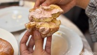 Varian strawberry punya perpaduan manis dan asam segar dari selai strawberry. Dicampur cream, teksturnya creamy dan lembut, semua dibuat homemade. Foto: detikcom/Riska Fitria