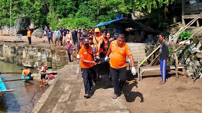 Evakuasi nelayan Tim SAR Gabungan saat mengevakuasi nelayan yang hilang akibat perahunya tergulung ombak di Pantai Nglolang.
