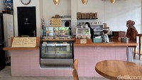 Galapung Bakehouse & Cafe berlokasi di Jl. Siaga Raya No.19, Pejaten, Jakarta Selatan. Tempatnya minimalis dengan suasana hangat, nyaman untuk santai sambil ngemil. Foto: detikcom/Riska Fitria
