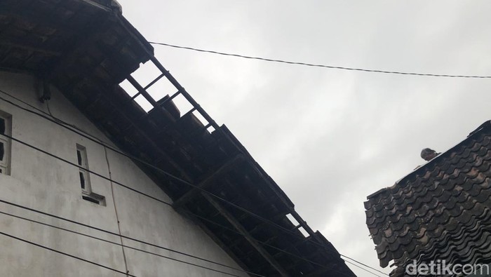 Cerita Warga Lihat Genting Beterbangan Saat Hujan Angin di Wirobrajan