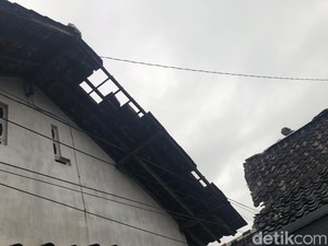 Cerita Warga Lihat Genting Beterbangan Saat Hujan Angin di Wirobrajan