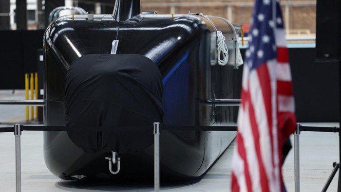 A Ghost Shark autonomous undersea vehicle stands inside Anduril Australia’s new manufacturing facility during its opening ceremony, following the Royal Australian Navy's award of a A$1.7 billion contract to Anduril Australia in September, in Sydney, Australia, October 31, 2025. REUTERS/Hollie Adams