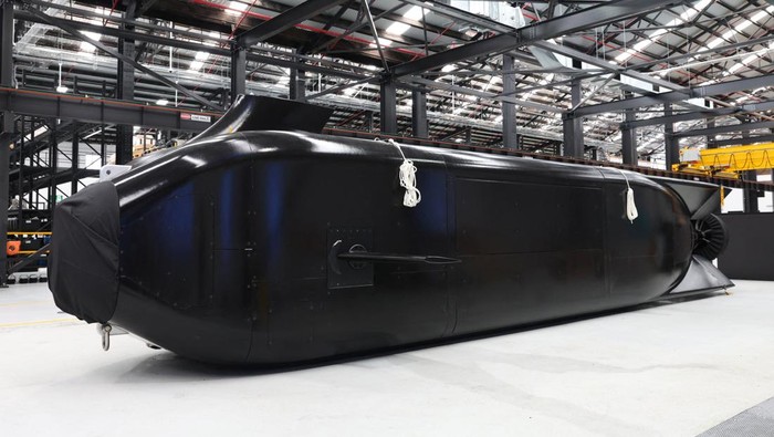 Ghost Shark, Senjata Bawah Laut Canggih Buatan Australia A Ghost Shark autonomous undersea vehicle stands inside Anduril Australia’s new manufacturing facility during its opening ceremony, following the Royal Australian Navy's award of a A$1.7 billion contract to Anduril Australia in September, in Sydney, Australia, October 31, 2025. REUTERS/Hollie Adams
