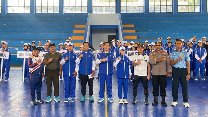 Gubernur NTB Lalu Muhamad Iqbal dan Kepala Dispora NTB Wirawan Ahmad melepas kontingen Popnas XVII dan Peparpenas XI di Gelanggang Pemuda Mataram, Jumat (31/10/2025).