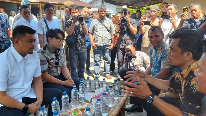 Gubsu Bobby berdialog dengan guru honorer yang saling lapor polisi dengan ortu siswa karena melerai perkelahian (Dok.warga Binjai) Gubsu Bobby berdialog dengan guru honorer yang saling lapor polisi dengan ortu siswa karena melerai perkelahian (Dok.warga Binjai)