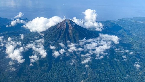 Gunung Ebulobo yang terletak di Pulau Flores, Nusa Tenggara Timur (NTT). (Instagram @ariemohr)