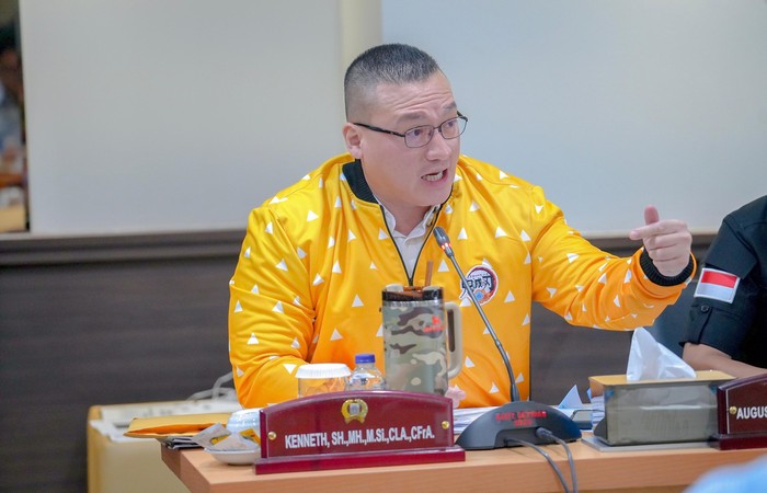 Anggota DPRD DKI Jakarta Fraksi PDI Perjuangan, Hardiyanto Kenneth Menyampaikan Pandangannya Pada Saat Rapat Terkait Bencana Banjir dan Pohon Tumbang Yang Terjadi Belakangan Ini.