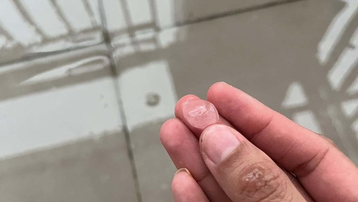 Hujan es di Tangsel (dok istimewa) Hujan es di Tangsel (dok istimewa)