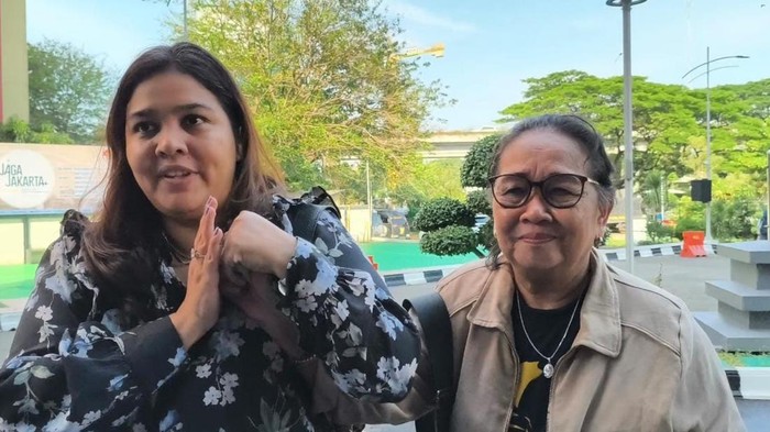 Ibunda Onad Ibunda dari Onadio Leonardo atau Onad, Irmelin, mendatangi Polres Metro Jakarta Barat, Jumat (31/10/2025). Ibunda Onad datang untuk menengok putranya itu setelah diamankan pihak kepolisian atas penyalahgunaan narkoba.