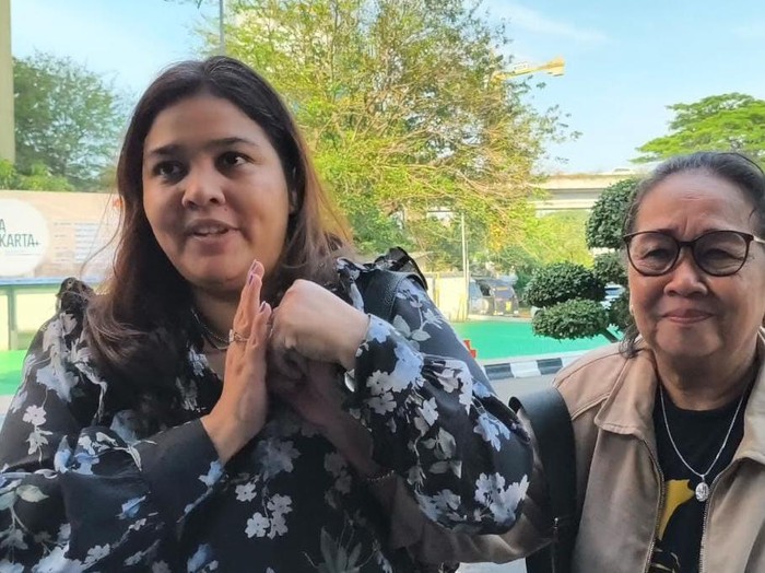 Ibunda dari Onadio Leonardo atau Onad, Irmelin, mendatangi Polres Metro Jakarta Barat, Jumat (31/10/2025). Ibunda Onad datang untuk menengok putranya itu setelah diamankan pihak kepolisian atas penyalahgunaan narkoba.