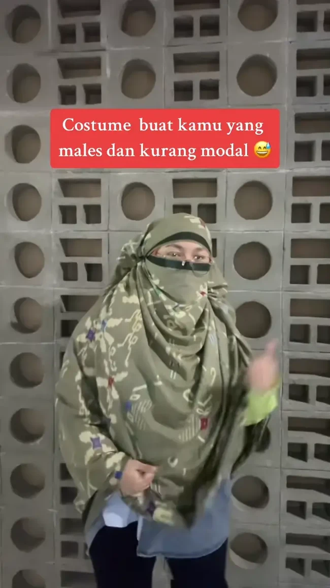 Kalau kamu lagi cari kostum yang hemat budget tapi melokal, kostum satu ini bisa jadi inspirasi. Selain untuk Halloween, kostum satu ini juga cocok dipakai untuk ngeronda. Tapi hati-hati, jangan sampai kamu dikira maling beneran. Foto: tiktok.com/@marshabeautyid