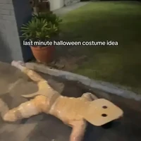 Budget kostumnya sih nggak seberapa, cuma modal lakban dan kardus. Yang mahal keberaniannya buat copotin semua lakban yang nempel di badan. Auto glowing nggak ya setelahnya? Foto: tiktok.com/itskeith.m