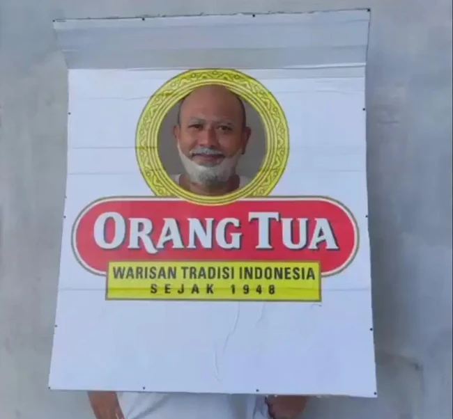 Melokal banget dan nggak repot, cukup cosplay jadi logo minuman yang satu ini. Mau coba? Foto: x.com/ad15heva