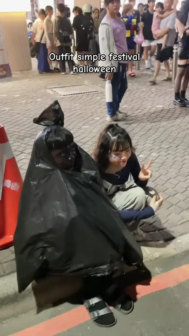 Ingin pergi ke acara Halloween tapi nggak mau dikenali? Kostum satu ini bisa dicoba. Nggak perlu repot makeup, cukup pakai warna hitam untuk seluruh wajah. Foto: tiktok.com/@anaklanangdwe91