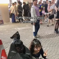 Ingin pergi ke acara Halloween tapi nggak mau dikenali? Kostum satu ini bisa dicoba. Nggak perlu repot makeup, cukup pakai warna hitam untuk seluruh wajah. Foto: tiktok.com/@anaklanangdwe91