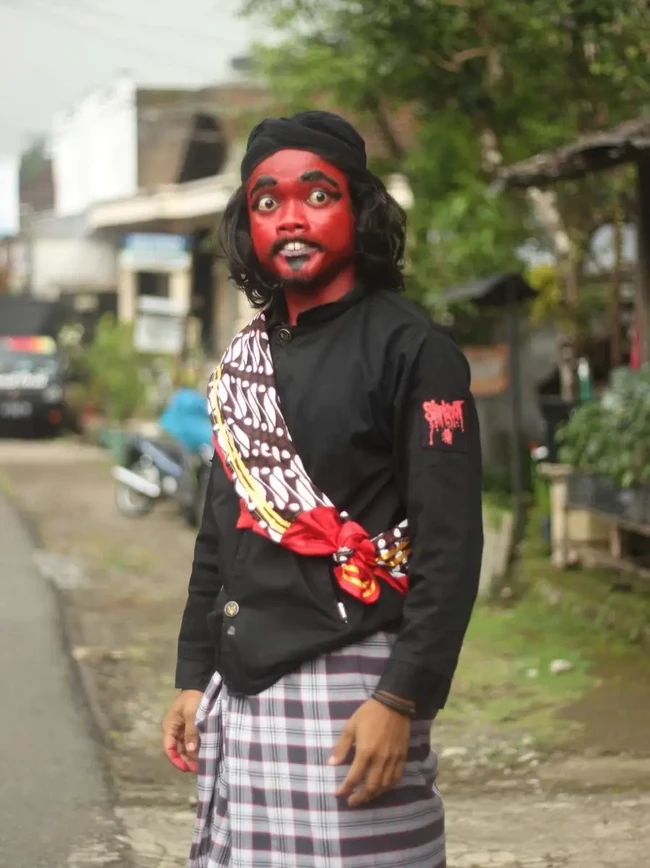 Cosplay jadi karakter yang Indonesia banget. Ternyata seram juga ya kalau ditambah ekspresi seperti di foto? Foto: facebook.com/anam.distro