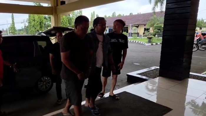 Imron (53) ditangkap polisi karena membobol ruang guru SDN 03 Tengengwetan, Pekalongan. Foto diunggah Jumat (31/10/2025). Imron (53) ditangkap polisi karena membobol ruang guru SDN 03 Tengengwetan, Pekalongan. Foto diunggah Jumat (31/10/2025).