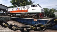 Perawatan rutin ini untuk menjaga operasional transportasi yang efisien dalam jangka panjang, serta meningkatkan daya saing kereta terhadap moda trasnportasi lain.  Foto: ANTARA FOTO/Idhad Zakaria