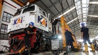 Petugas melakukan proses perawatan ruitn di Depo Lokomotif dan Kereta Purwokerto, Banyumas, Jawa Tengah. Foto: ANTARA FOTO/Idhad Zakaria