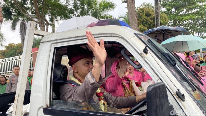 Irjen Hendro Pandowo dan istrinya Novi Hendro Pandowo. Irjen Hendro Pandowo dan istrinya Novi Hendro Pandowo.
