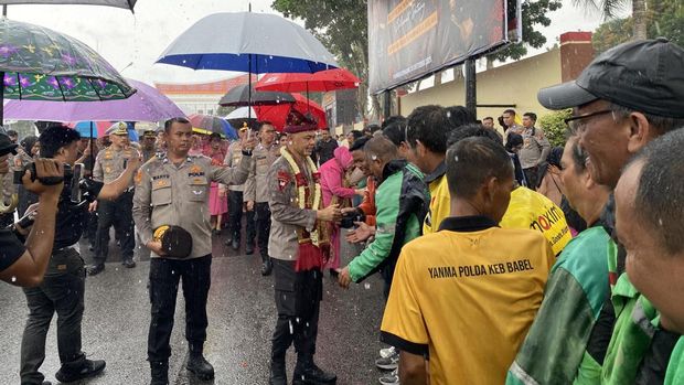 Irjen Hendro Pandowo dan istrinya Novi Hendro Pandowo pamit kepada masyarakat Babel. Irjen Hendro Pandowo dan istrinya Novi Hendro Pandowo pamit kepada masyarakat Babel.