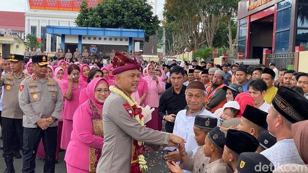 Irjen Hendro Pandowo saat berpamitan kepada anak-anak di Babel. Irjen Hendro Pandowo saat berpamitan kepada anak-anak di Babel.