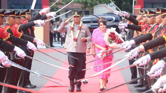 Pedang pora menyambut Kapolda Babel Irjen Viktor T Sihombing