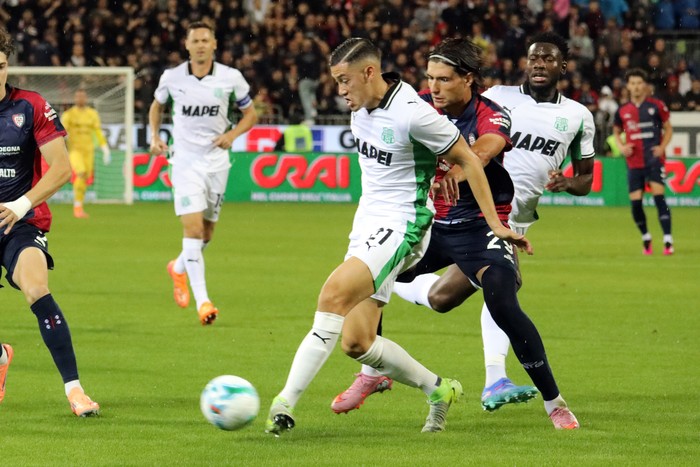 CAGLIARI, ITALY - OCTOBER 29: Gennaro Borrelli of Cagliari competes with Jay Noah Idzes of Sassuolo during the Serie A match between Cagliari Calcio and US Sassuolo Calcio at Stadio SantElia on October 29, 2025 in Cagliari, Italy. (Photo by Enrico Locci/Getty Images)