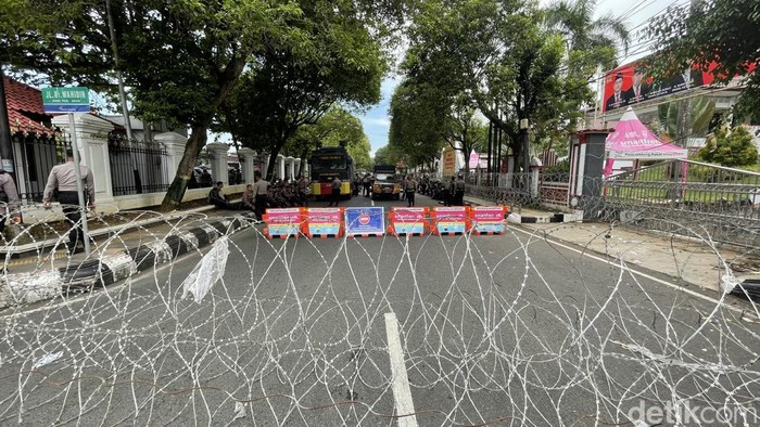Jelang paripurna pemakzulan bupati Suasana di depan kantor DPRD dan Bupati Pati yang jalannya ditutup dengan kawat berbesi jelang paripurna pemakzulan Bupati Sudewo, Jumat (31/10/2025).