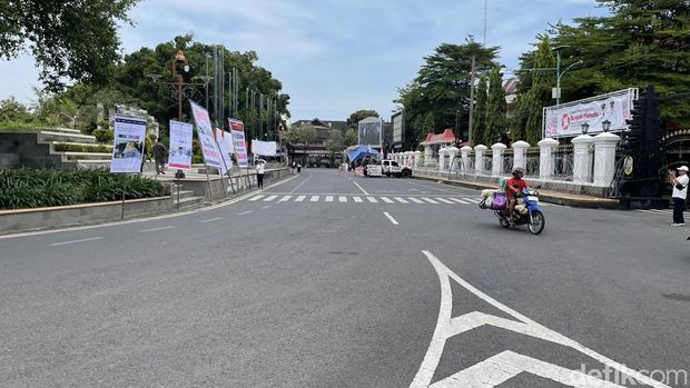 Jelang paripurna pemakzulan bupati Suasana di depan kantor DPRD dan Bupati Pati yang jalannya ditutup dengan kawat berbesi jelang paripurna pemakzulan Bupati Sudewo, Jumat (31/10/2025).