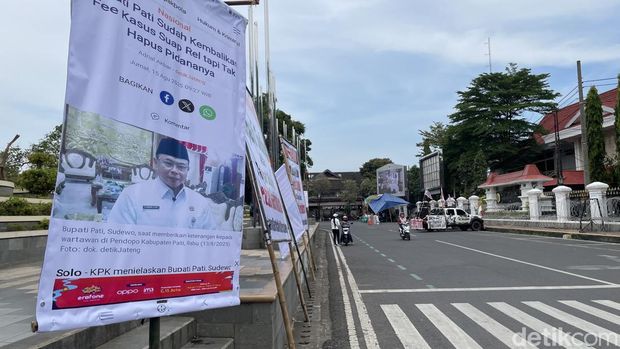 Jelang paripurna pemakzulan bupati Suasana di depan kantor DPRD dan Bupati Pati yang jalannya ditutup dengan kawat berbesi jelang paripurna pemakzulan Bupati Sudewo, Jumat (31/10/2025).