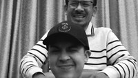 Selamat jalan, papa. Jaga kami dari sana ya. Pa, siapa yang randomly pijit-pijit Jerome lagi? Papa tahu Jerome suka banget dipijit papa, jadi papa suka pijit Jerome tiap ketemu. Papa tahu Jerome kurang tidur setiap hari, capek, jadi papa setiap ketemu pasti selalu pijitin pundak dan kepala Jerome, tulisnya dalam Instagram miliknya, hari ini. Foto: dok instagram Jerome Polin
