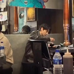 Ketika Jungkook BTS Santuy Makan Sendiri Tanpa Pengawalan Ketat Ketika Jungkook BTS Santuy Makan Sendiri Tanpa Pengawalan Ketat