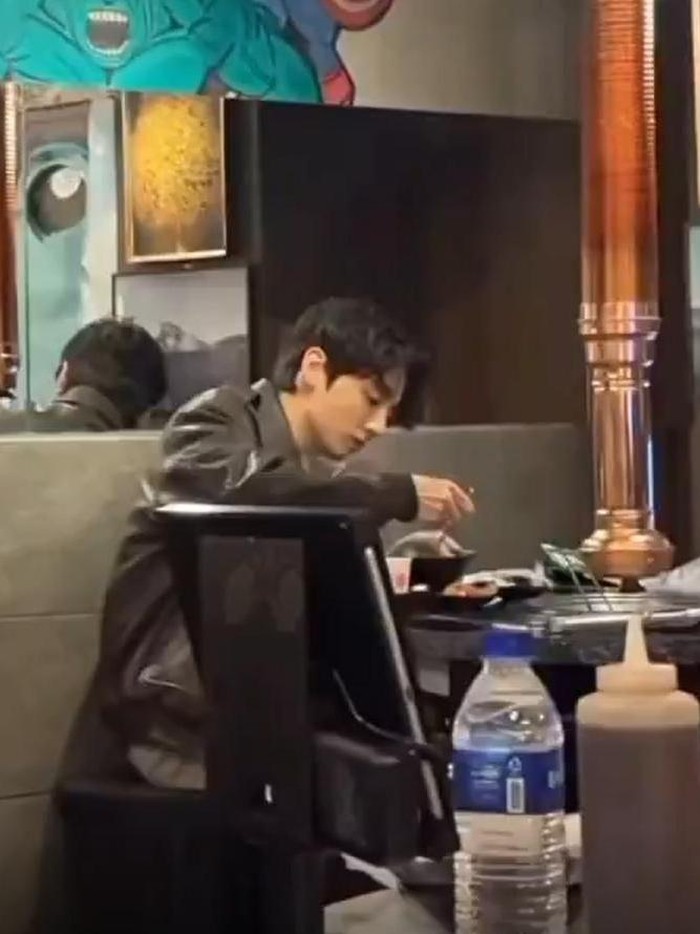 Jungkook BTS tertangkap kamera netizen makan sendirian di sebuah restoran barbekyu di Seoul.