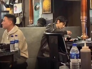 Ketika Jungkook BTS Santuy Makan Sendiri Tanpa Pengawalan Ketat
