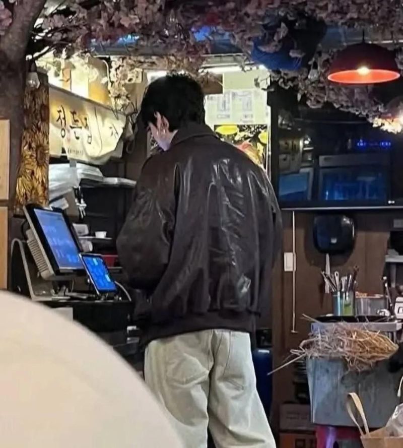 Jungkook BTS Jungkook BTS tertangkap kamera netizen makan sendirian di sebuah restoran barbekyu di Seoul.