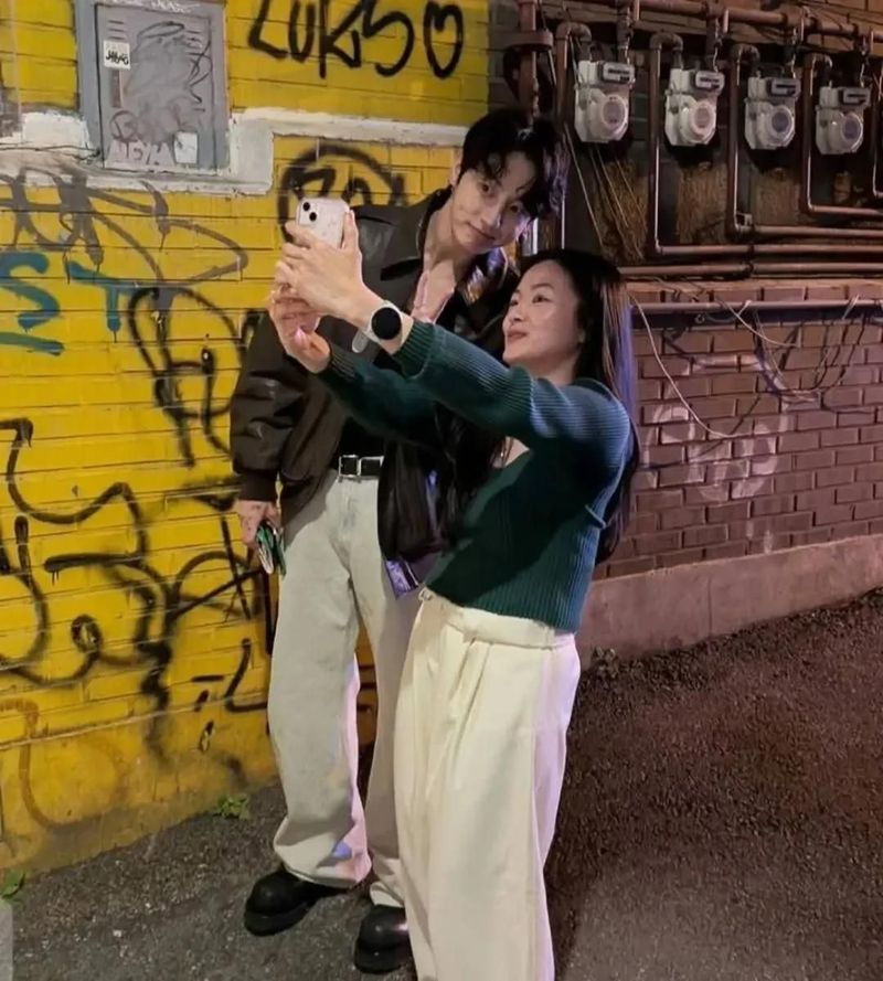 Jungkook BTS Jungkook BTS tertangkap kamera netizen makan sendirian di sebuah restoran barbekyu di Seoul.