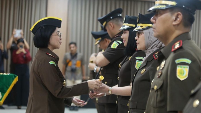 Kajati Bali Chatarina Muliana Girsang saat melantik lima kajari dan empat pejabat di lingkungan Kejati Bali, Jumat (31/10/2025). Kajati Bali Chatarina Muliana Girsang saat melantik lima kajari dan empat pejabat di lingkungan Kejati Bali, Jumat (31/10/2025).