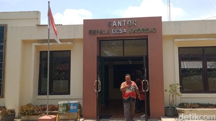 Kantor desa Kadirejo Klaten Kantor Desa Kadirejo, Klaten sudah beraktivitas normal hari ini.