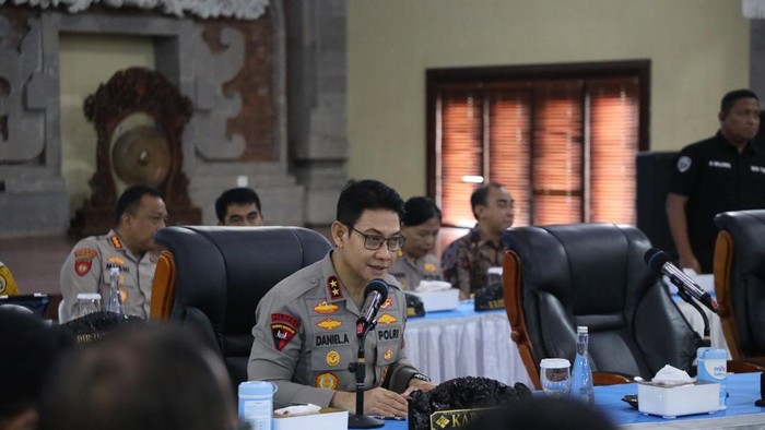 Kapolda Bali Irjen Daniel Adityajaya saat membuka Pembinaan Komunitas Konsulat Asing di Gedung Presisi Polda Bali, Jumat (31/10/2025). (Foto: Dok. Polda Bali)
