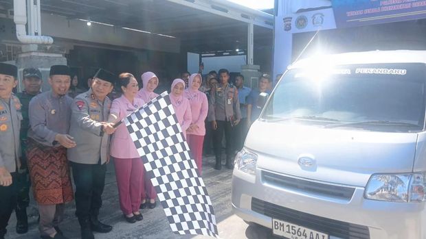 Kapolda Riau Irjen Herry Heryawan meresmikan Dapur SPPG ke-9 di Kota Pekanbaru. Kapolda Riau Irjen Herry Heryawan meresmikan Dapur SPPG ke-9 di Kota Pekanbaru, Jumat (31/10/2025).