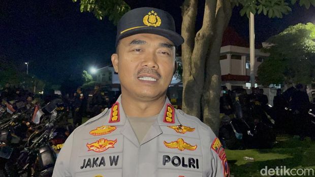 Kapolresta Pati, Kombes Pol Jaka Wahyudi saat memberikan keterangan di halaman Pendopo Kabupaten Pati, Jumat (31/10/2025).