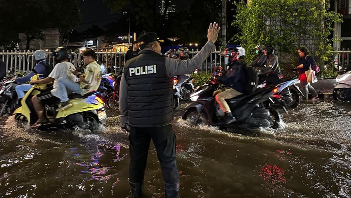 Kapolsek Mampang turun atur lalin akibat banjir di Jalan Tendean Kapolsek Mampang turun atur lalin akibat banjir di Jalan Tendean