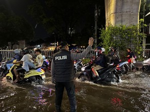 Jalan Tendean Macet Imbas Banjir, Kapolsek Mampang Turun Atur Lalin