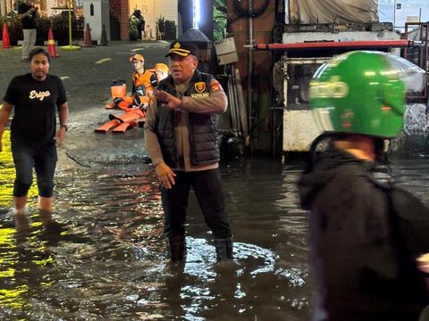 Kapolsek Mampang turun atur lalin akibat banjir di Jalan Tendean Kapolsek Mampang turun atur lalin akibat banjir di Jalan Tendean