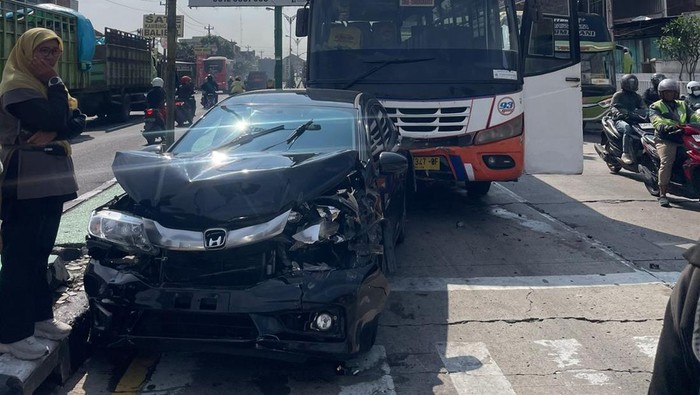 Kecelakaan di jalan Ahmad Yani, tepatnya di lampu merah Gembongan, Kecamatan Kartasura, Kabupaten Sukoharjo, Jumat (31/10/2025).